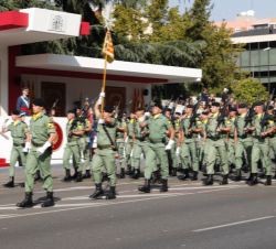 Vista de la Tribuna Real al paso del Batallón de la Brigada Paracaidista VI