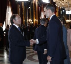 Su Majestad el Rey recibe el saludo del presidente del Senado, Pío García-Escudero, en la recepción con motivo de la Fiesta Nacional