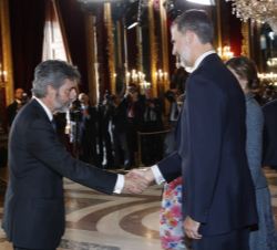 Su Majestad el Rey recibe el saludo del presidente del Tribunal Supremo y del Consejo General del Poder Judicial, Carlos Lesmes, en la recepción con m