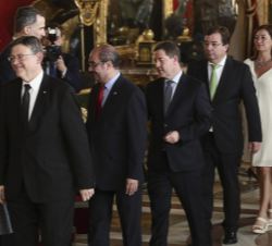 Sus Majestades los Reyes reciben el saludo de los presidentes de las Comunidades Autónomas Valenciana, Aragón, Castilla-La Mancha, Extremadura, Islas 