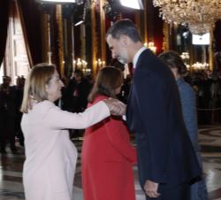 Su Majestad el Rey recibe el saludo de la presidenta del Congreso de los Diputados, Ana Pastor, en la recepción con motivo de la Fiesta Nacional