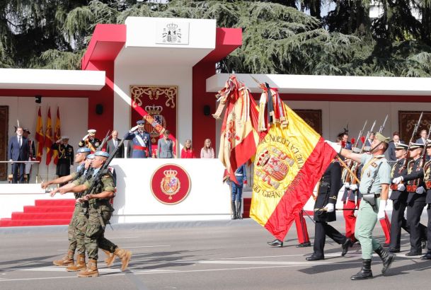 Los Reyes, la Princesa de Asturias y la Infanta Doña Sofía, al paso de la Bandera Nacional durante el desfile