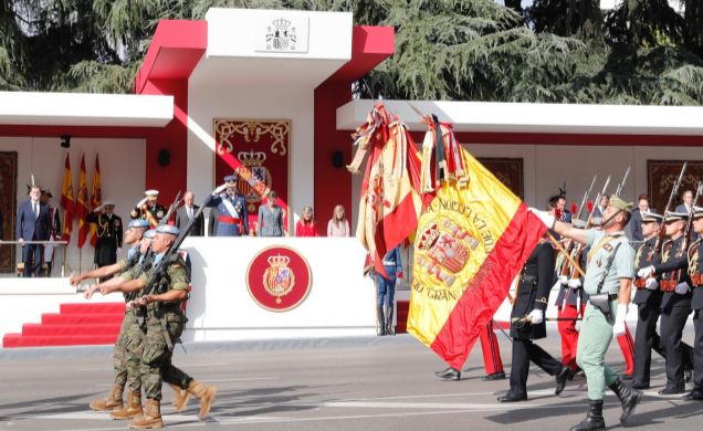 Los Reyes, la Princesa de Asturias y la Infanta Doña Sofía, al paso de la Bandera Nacional durante el desfile