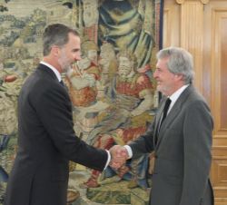 Su Majestad el Rey recibe el saludo del ministro de Educación, Cultura y Deporte, Íñigo Méndez de Vigo
