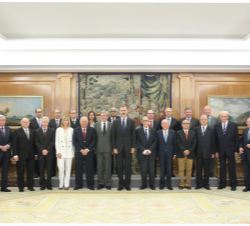 Su Majestad el Rey junto a una representación de los miembros de Academias Iberoamericanas