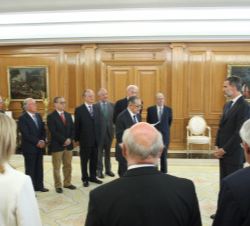 Su Majestad el Rey conversa con los miembros de las Academias Iberoamericanas