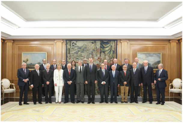 Su Majestad el Rey junto a una representación de los miembros de Academias Iberoamericanas