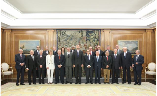 Su Majestad el Rey junto a una representación de los miembros de Academias Iberoamericanas