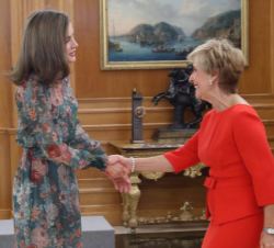 Doña Letizia recibe el saludo de la presidenta de la Confederación Nacional de Federaciones y Asociaciones de Familias y Mujeres del Medio Rural, Marí