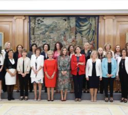 Su Majestad la Reina, con las representantes de la Confederación Nacional de Federaciones y Asociaciones de Familias y Mujeres del Medio Rural (AFAMME