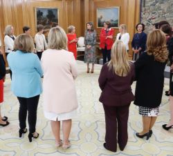 Doña Letizia y las representantes de la Confederación Nacional de Federaciones y Asociaciones de Familias y Mujeres del Medio Rural durante la audienc
