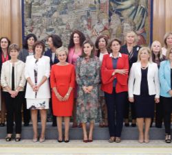 Su Majestad la Reina, con las representantes de la Confederación Nacional de Federaciones y Asociaciones de Familias y Mujeres del Medio Rural (AFAMME