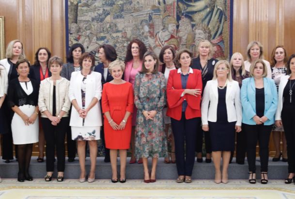 Su Majestad la Reina, con las representantes de la Confederación Nacional de Federaciones y Asociaciones de Familias y Mujeres del Medio Rural (AFAMMER)