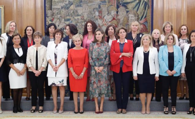 Su Majestad la Reina, con las representantes de la Confederación Nacional de Federaciones y Asociaciones de Familias y Mujeres del Medio Rural (AFAMME
