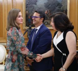 Doña Letizia recibe el saludo de la vocal de ALIBER y presidenta del Instituto Vidas Raras (Brasil), Regina Fanti Garcia Próspero 