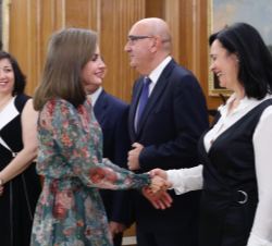 Doña Letizia recibe el saludo de la vicepresidenta de ALIBER y presidenta de FEDRA (Portugal), Paula Brito e Costa
