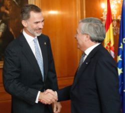 Su Majestad el Rey recibe el saludo del Presidente del Parlamento Europeo, Antonio Tajani