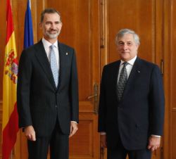 Su Majestad el Rey junto al Presidente del Parlamento Europeo, Antonio Tajani