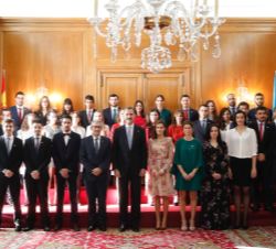 Sus Majestades los Reyes junto a los ganadores de los Premios Fin de Carrera 2016 de la Universidad de Oviedo