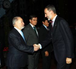 Su Majestad el Rey recibe el saludo del delegado del Gobierno en el Principado de Asturias, Gabino de Lorenzo