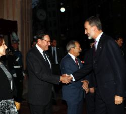 Su Majestad el Rey recibe el saludo del presidente de la Fundación Princesa de Asturias, Matías Rodríguez Inciarte
