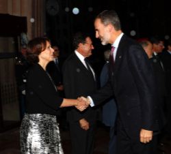 Su Majestad el Rey recibe el saludo de la directora de la Fundación Princesa de Asturias, Teresa Sanjurjo