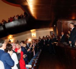 Sus Majestades los Reyes reciben el aplauso de los asistentes al concierto