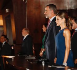 Don Felipe y Doña Letizia, junto al resto de autoridades, en el palco de honor, durante la interpretación del Himno Nacional