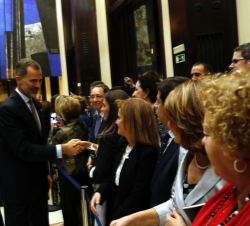 Don Felipe saluda al público asistente al finalizar el concierto