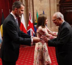 Su Majestad el Rey hizo entrega a Rainer Weiss, Premio Princesa de Asturias de Investigación Científica y Técnica, de la insignia de la Fundación
