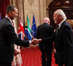 Su Majestad el Rey hizo entrega a Barry C. Barish, Premio Princesa de Asturias de Investigación Científica y Técnica, de la insignia de la Fundación