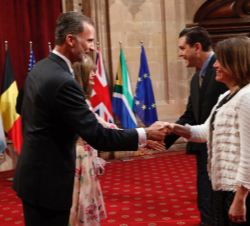 Su Majestad el Rey hizo entrega a Laura Cadonati, portavoz adjunta de la Colaboración Científica LIGO, del diploma de la Fundación
