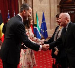 Su Majestad el Rey hizo entrega a Adam Zagajewski, Premio Princesa de Asturias de las Letras, de la insignia de la Fundación