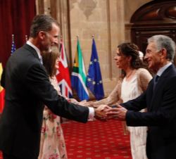 Su Majestad el Rey hizo entrega de las insignias de la Fundación a cada premiado
