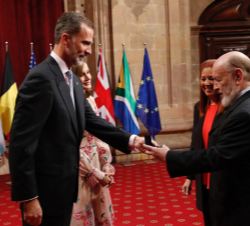 Su Majestad el Rey hizo entrega a Marcos Mundstock, Premio Princesa de Asturias de Comunicación y Humanidades, otorgado a Les Luthiers, de la insignia