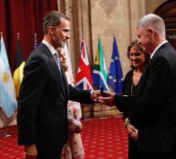 Su Majestad el Rey hizo entrega al director ejecutivo de los All Blacks, Steve Tew, de la insignia de la Fundación