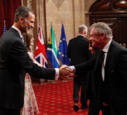 Su Majestad el Rey hizo entrega a Grant Fox, exjugador de los All Blacks, de la insignias de la Fundación
