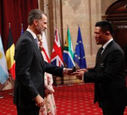 Su Majestad el Rey hizo entrega a Keven Mealamu, jugador de los All Blacks, de la insignias de la Fundación