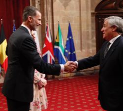 Su Majestad el Rey hace entrega de la Medalla de la Fundación al Presidente del Parlamento Europeo, Antonio Tajani