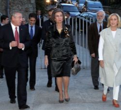 Doña Sofía, acompañada por las autoridades que la esperaban, accede al Teatro Auditorio de San Lorenzo de El Escorial
