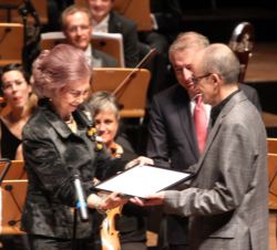 Su Majestad la Reina Doña Sofía entrega el galardón al compositor Antonio Lauzurika