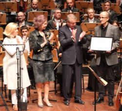 Doña Sofía en el escenario tras entregar el galardón al compositor Antonio Lauzurika
