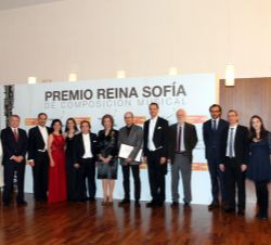 Su Majestad la Reina Doña Sofía con el galardonado, autoridades y componentes de la Orquesta Sinfónica de RTVE