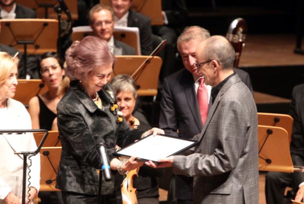 Su Majestad la Reina Doña Sofía entrega el galardón al compositor Antonio Lauzurika