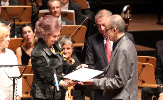 Su Majestad la Reina Doña Sofía entrega el galardón al compositor Antonio Lauzurika