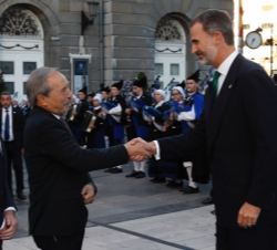Su Majestad el Rey recibe el saludo del alcalde de Oviedo, Wenceslao López 