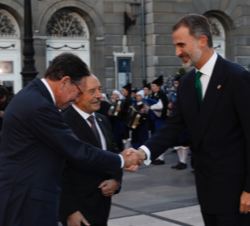 Su Majestad el Rey recibe el saludo del presidente de la Fundación Princesa de Asturias, Matías Rodríguez Inciarte