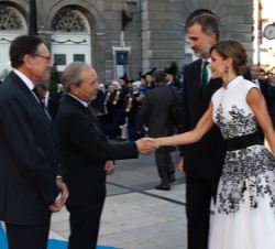 Su Majestad la Reina recibe el saludo del alcalde de Oviedo, Wenceslao López 