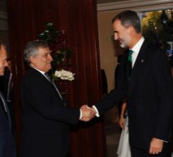 Su Majestad el Rey recibe el saludo del Presidente del Parlamento Europeo, Antonio Tajani
