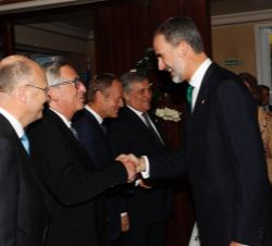 Su Majestad el Rey recibe el saludo del Presidente de la Comisión Europea, Jean-Claude Juncker